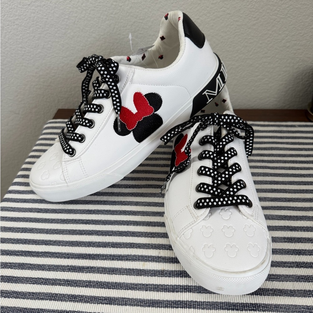 New Disney Minnie Mouse White Court Sneakers Size 8.5 Red Black Details